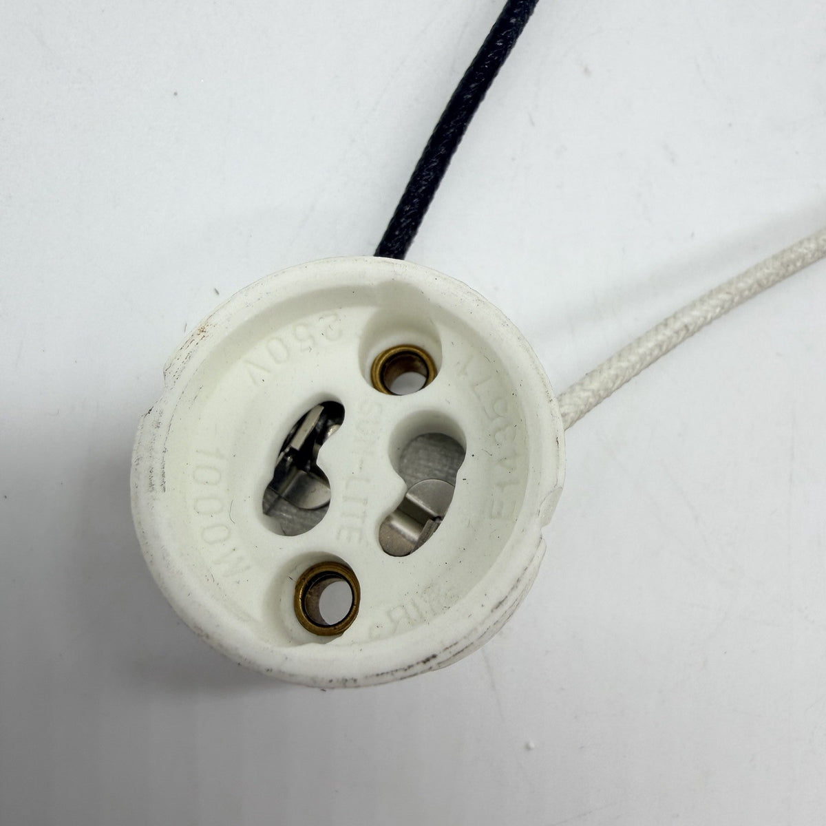 Leviton Ceramic GU10 Twist Lock Lampholder with Wire Leads