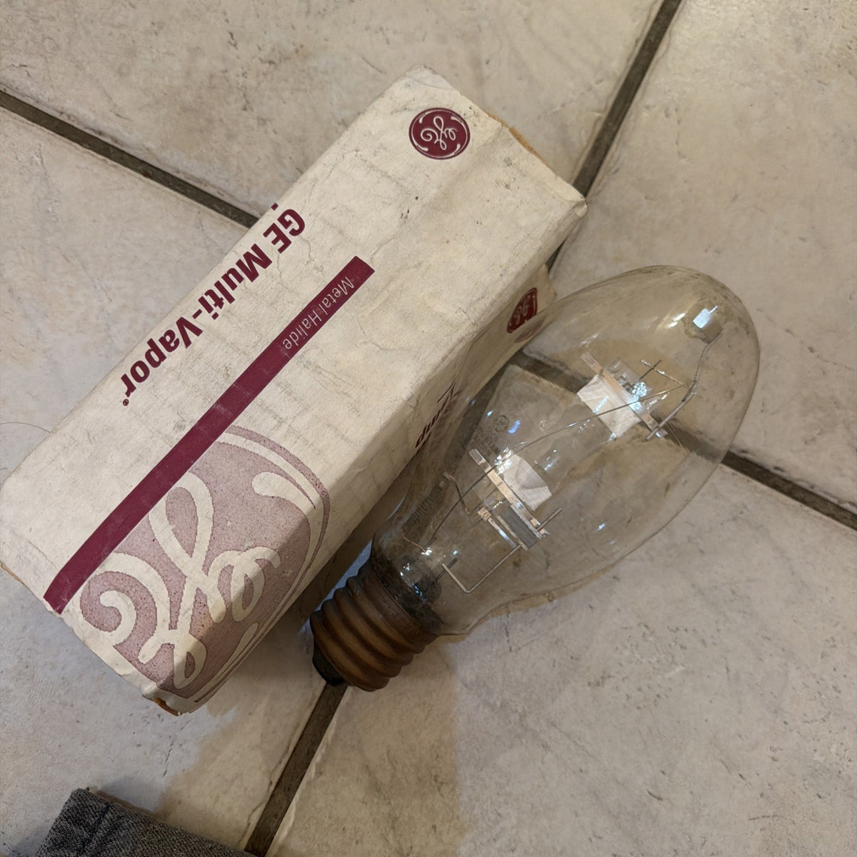 GE MVR250/U 250W Multi-Vapor Metal Halide Light Bulb E39 Mogul Base for M58 Ballast