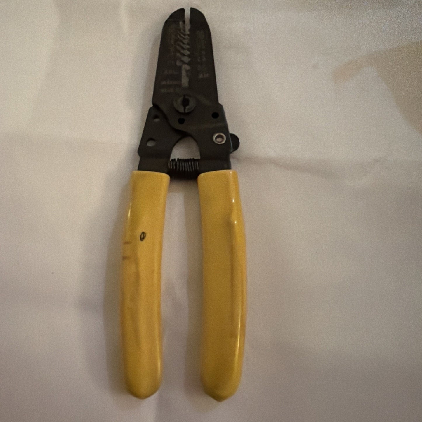 Jonard JIC-1022 wire stripper cutter with yellow handles for stripping and cutting 10–18 AWG wires Made in USA