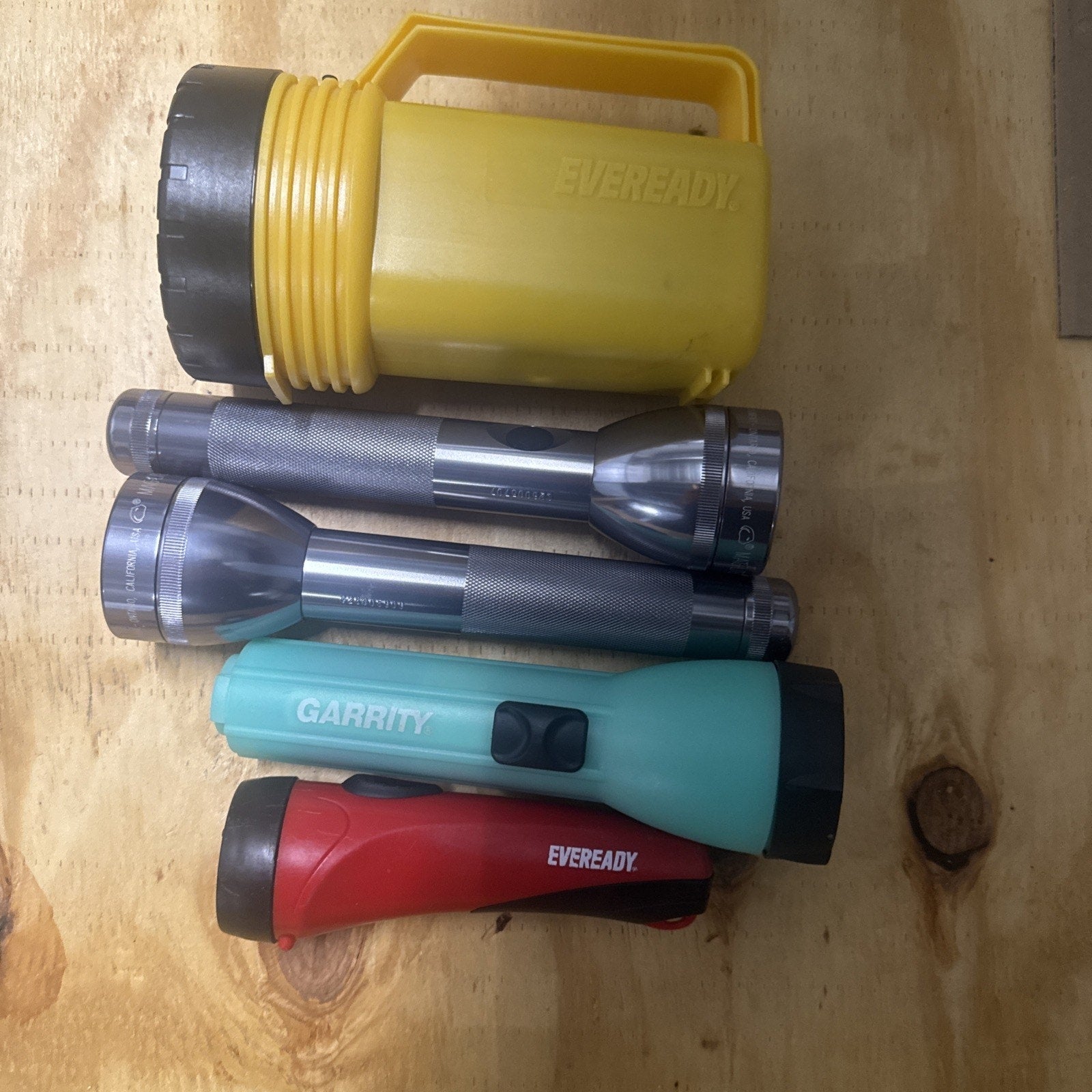 Lot of 5 vintage working flashlights including yellow Eveready lantern, two silver Maglite style, turquoise Garrity, and red Eveready flashlight