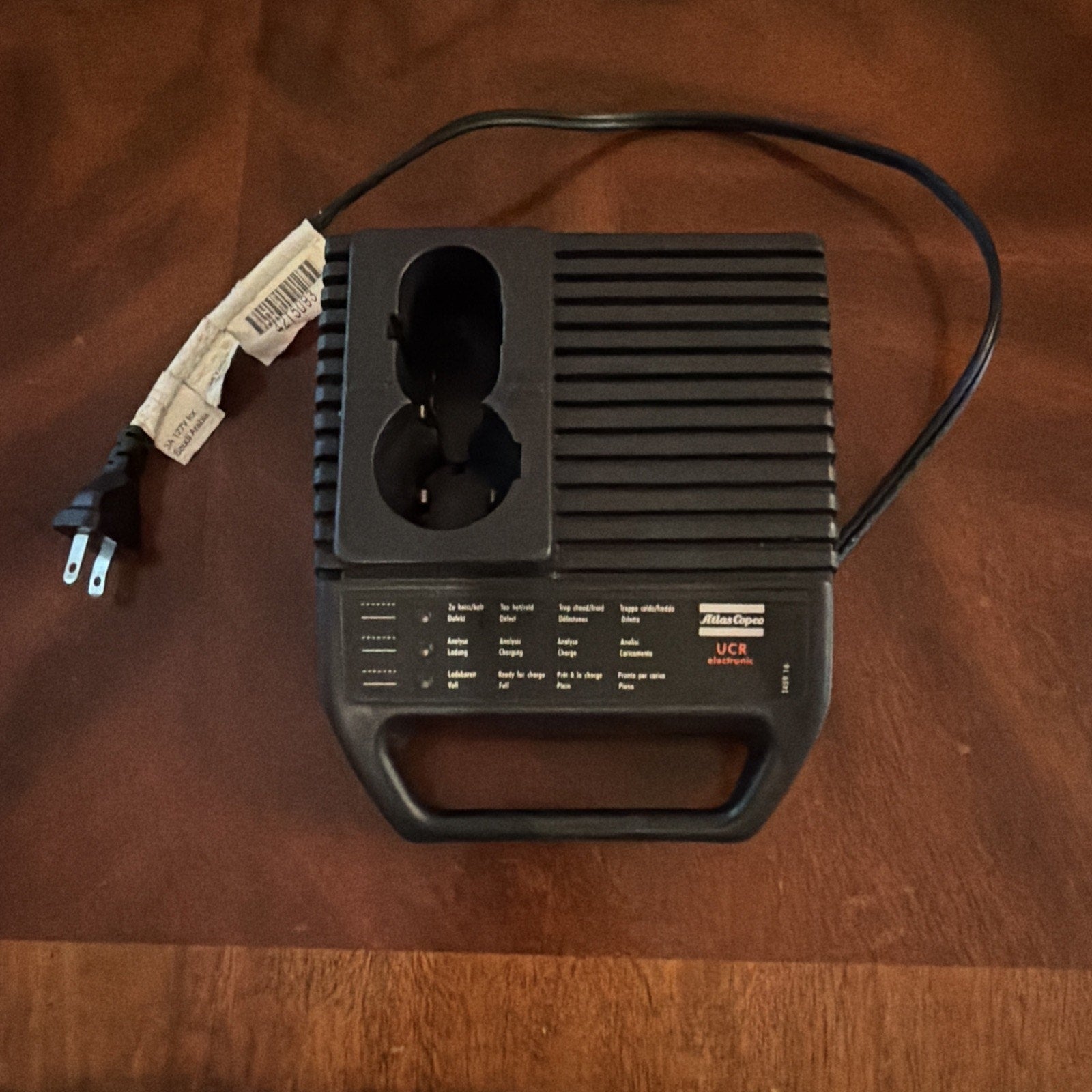 AEG UCR Atlas Copco 4-12V 1.5-2.6A 35W battery charger for power tool batteries with plug and status indicators