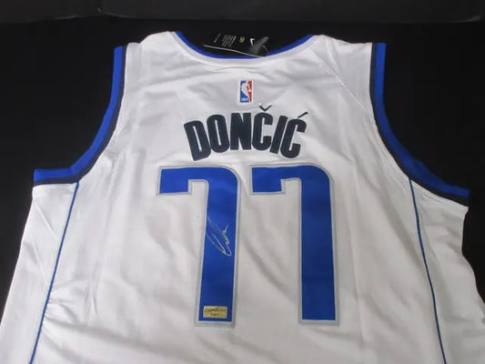 Luka Doncic Signed Nike Jersey Dallas Mavericks  EUA COA