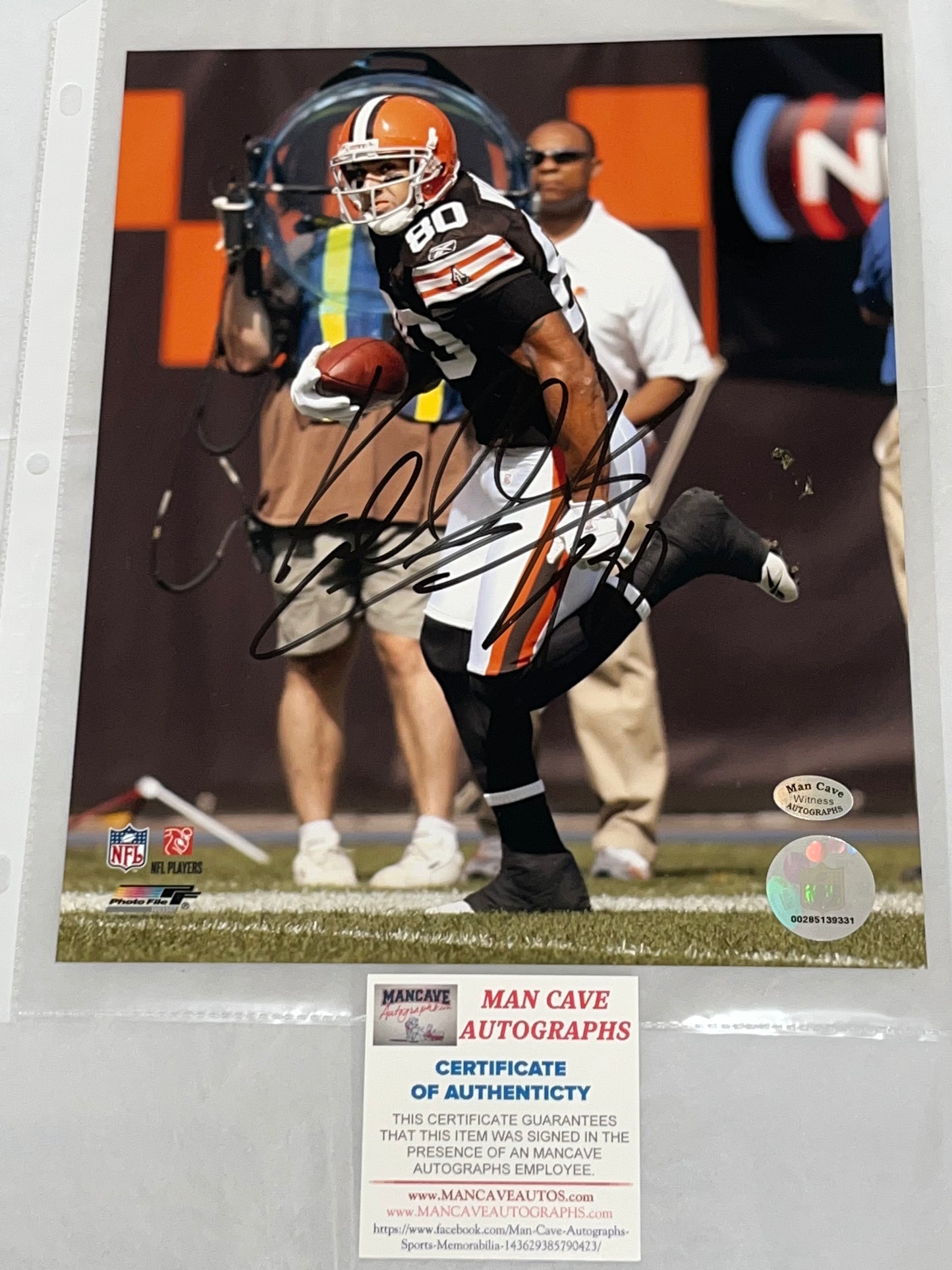 Autographed 8x10 photo of Kellen Winslow Jr. in Cleveland Browns uniform during a game.