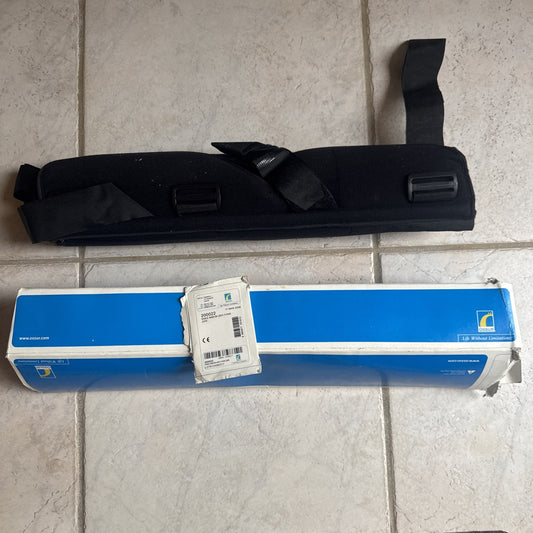 Össur Knee Immobilizer Universal 3-Panel 22” model 200022 with black straps and original blue packaging box visible