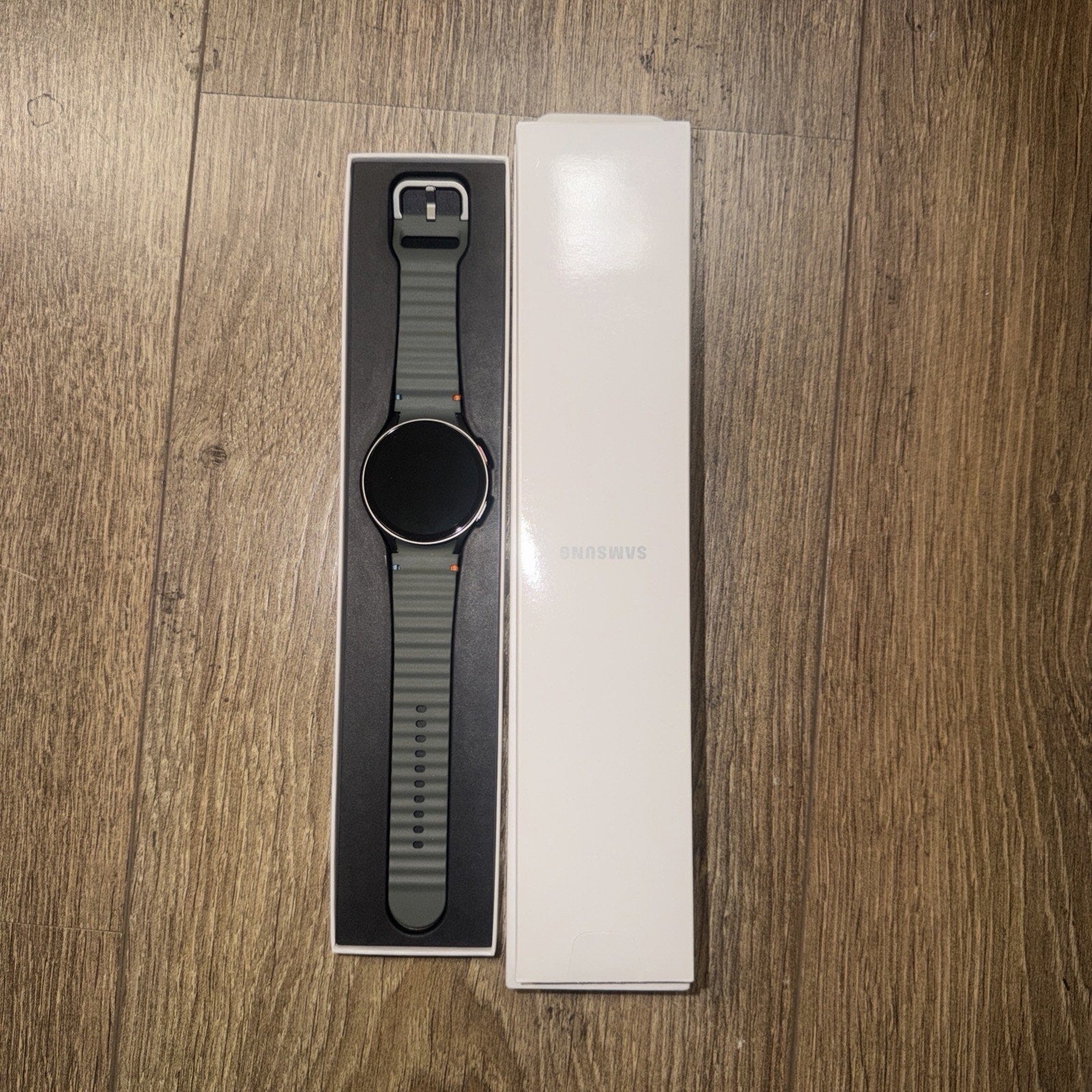 Samsung Galaxy Watch 7 44mm Aluminum with Green Sport Band (SM-L315U)