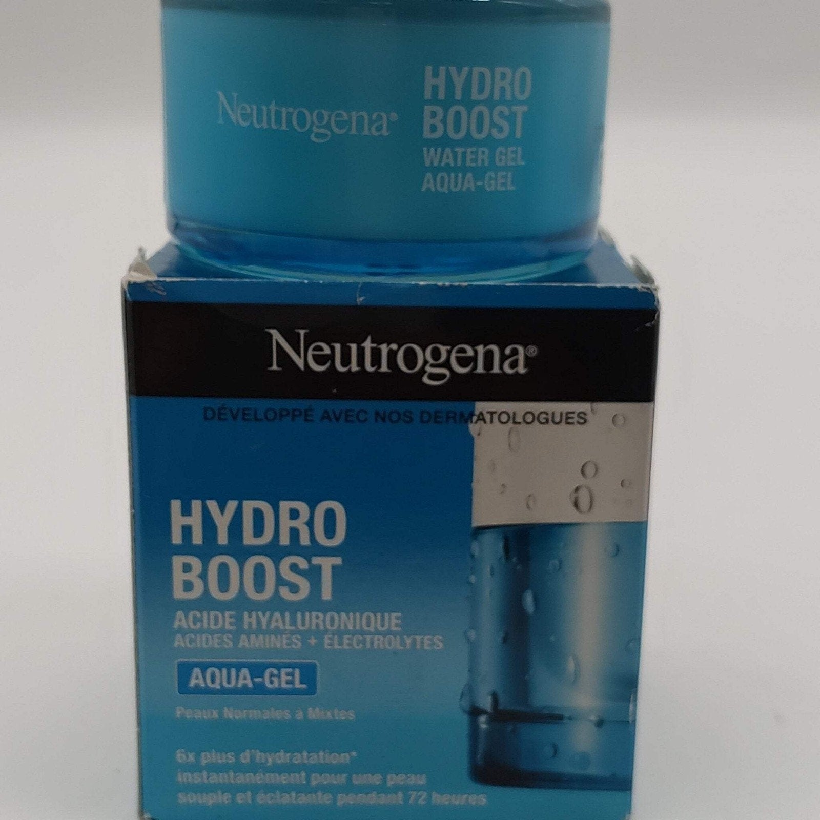 Blue jar of Neutrogena Hydro Boost Water Gel with matching blue and black rectangular box packaging featuring product name and hydration benefits in French.
