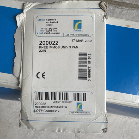 Packaging label for Össur Knee Immobilizer Universal 3-Panel 22-inch model 200022 with contact and lot information