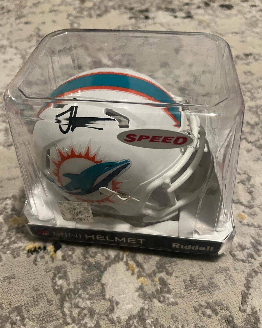Autographed Riddell Tyreek Hill mini helmet Miami Dolphins - Price Is Right Miami