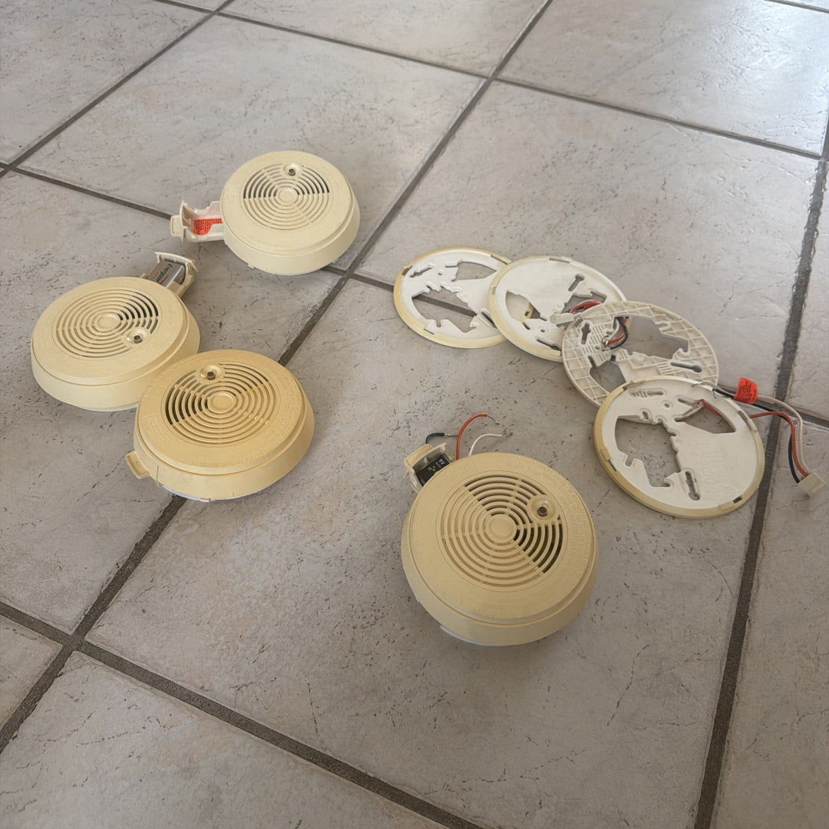 Lot of 4 BRK Hardwired Smoke Alarm Detectors with Battery Backup
