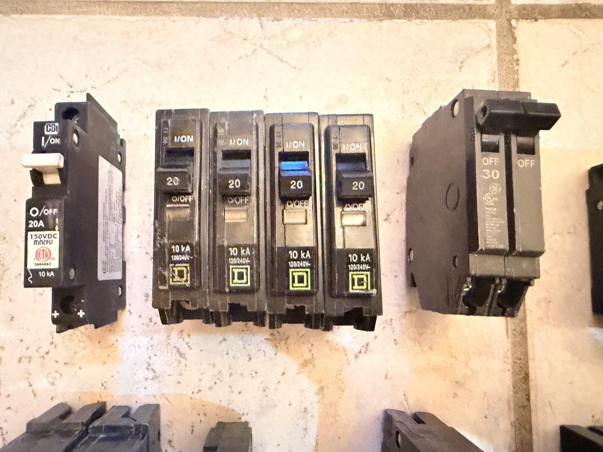 Lot of 17 Mixed Circuit Breakers Square D Siemens GE Eaton Cutler-Hammer - For Parts