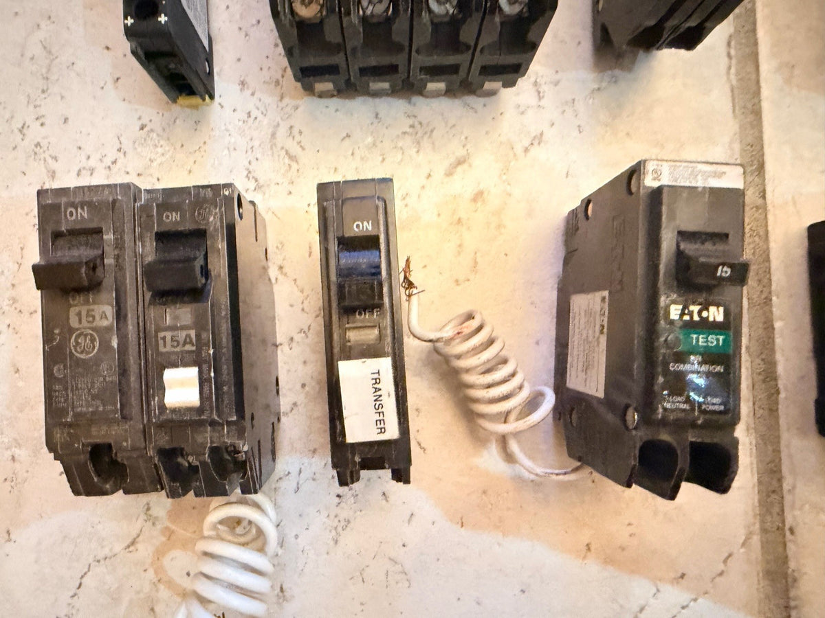 Lot of 17 Mixed Circuit Breakers Square D Siemens GE Eaton Cutler-Hammer - For Parts