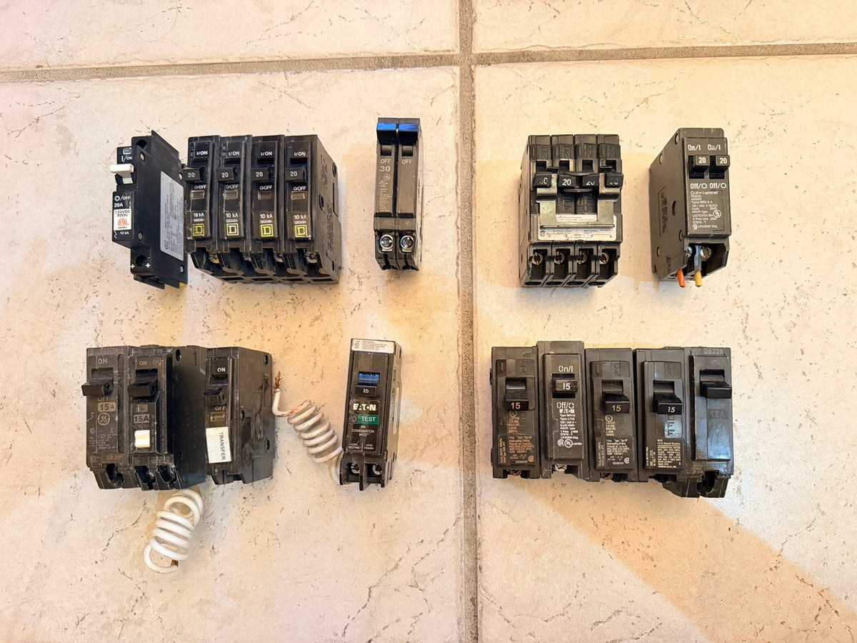 Lot of 17 Mixed Circuit Breakers Square D Siemens GE Eaton Cutler-Hammer - For Parts
